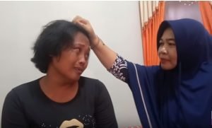 Perempuan Sakti ini Membunuh Dukun Santet Secara Live