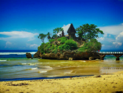 Inilah Tanah Lot-nya Jawa Timur